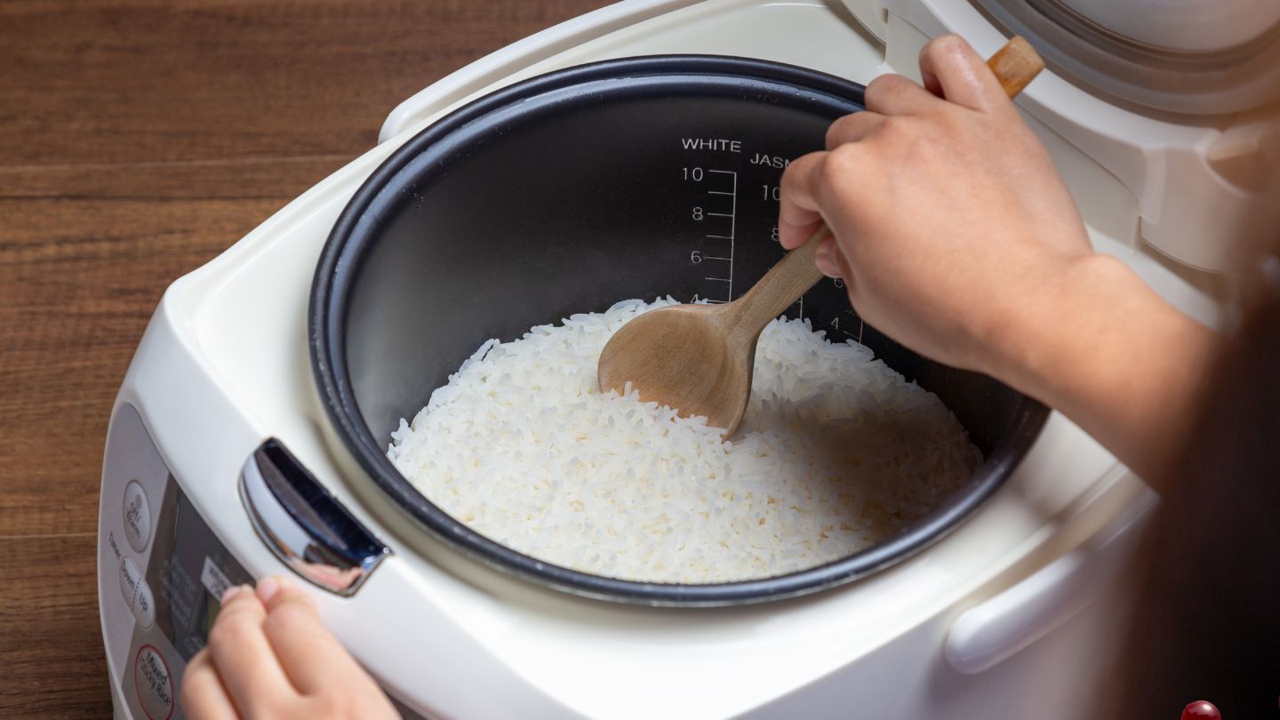 If you have time, soaking rice for about 15-30 minutes before cooking can help rice grains absorb water more evenly. Graphic photo: Huong Son/AI used