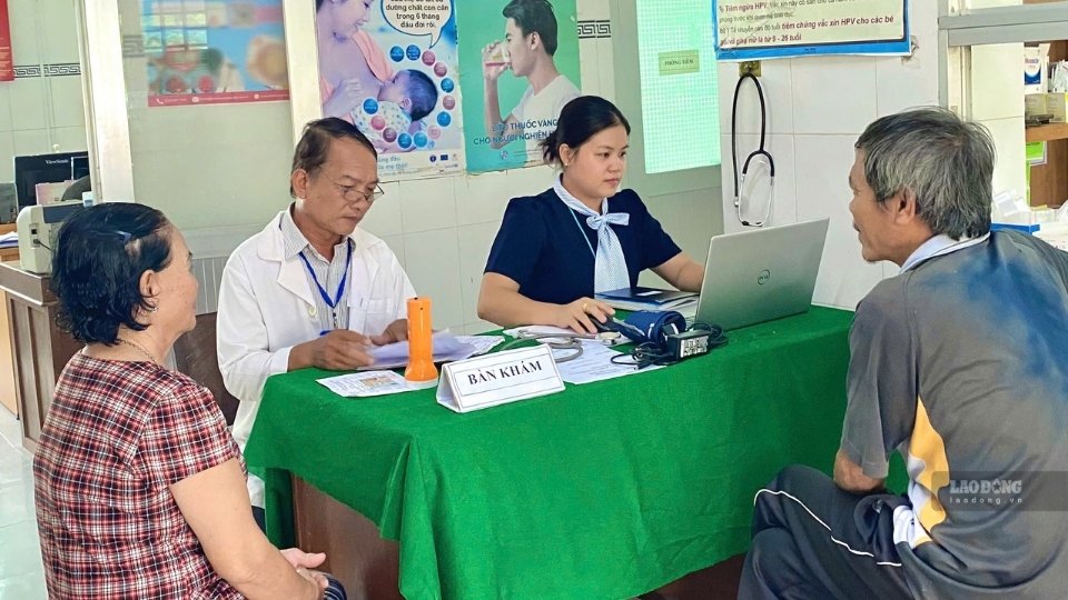 Las estaciones de salud después de la fusión necesitan más personal y equipos. Foto: Hoang Loc