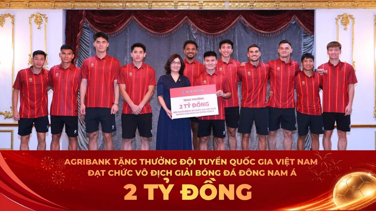 Agribank representative - Ms. Tu Thi Kim Thanh, Member of the Member Council, awarded 2 billion VND to congratulate the excellent achievements of the Vietnamese team winning the ASEAN Cup 2026. Photo: Agribank