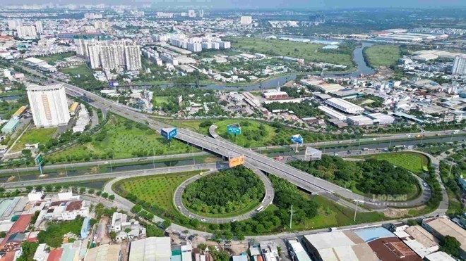 Vo Van Kiet Street intersects with National Highway 1 at Tan Kien intersection (HCMC). Photo: Anh Tu