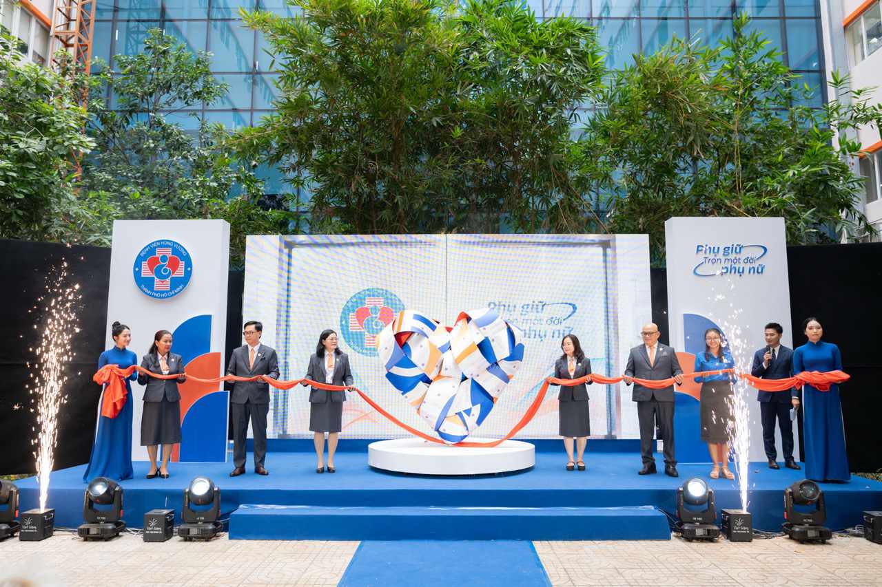 Hung Vuong Hospital launches the campaign "Saving a woman's whole life". Photo: Hospital provided