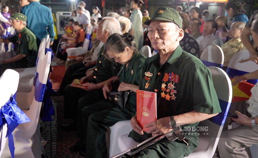 Chiến đấu và trở về với thương tật trên cơ thể, ông Hoàng Văn Hân (phường Kim Liên, Hà Nội) luôn tự hào vì đã đóng góp một phần xương máu cho hòa bình, tự do của đất nước. Ảnh: Vũ Linh