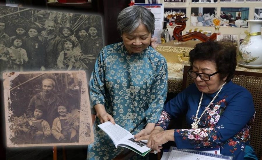 Ms. Dang Minh Chau and Assoc. Prof. Meritorious Teacher Vu Thu Giang recall memories with a photo taken with Uncle Ho in the Viet Bac War Zone in 1953. Photo: Viet Anh