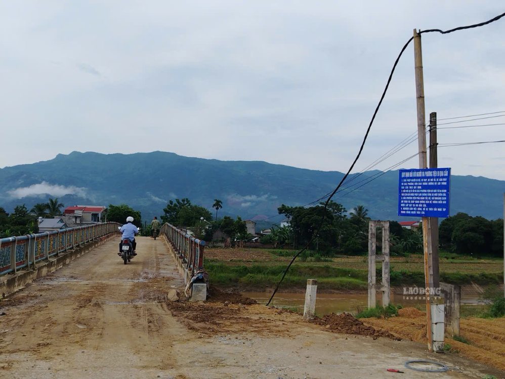 Biển báo về tải trọng và các quy định giao thông được cắm ở phía đầu cầu. Ảnh: Xuân Trọng