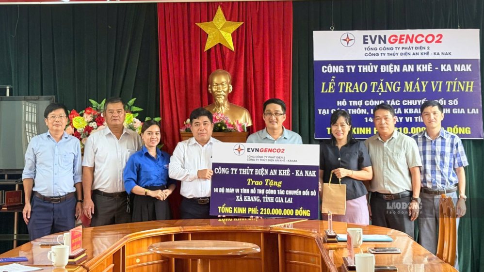 Representatives of An Khe - Ka Nak Hydropower Company present support to Kbang commune to buy computers. Photo: DVCC