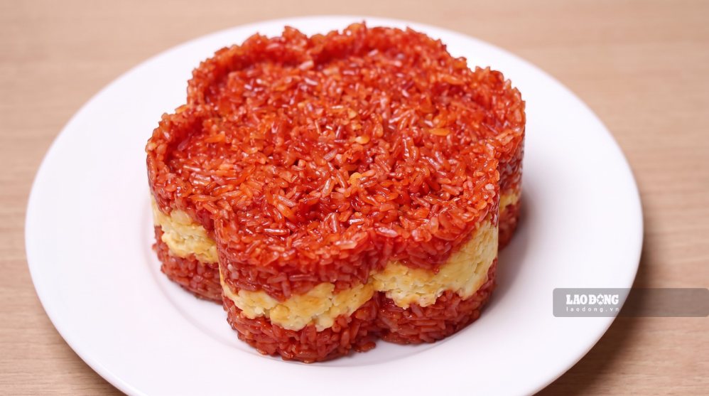 Simple 3-layer gac sticky rice will make the offering meal for the full moon of July even more attractive. Photo: Tuan Dat