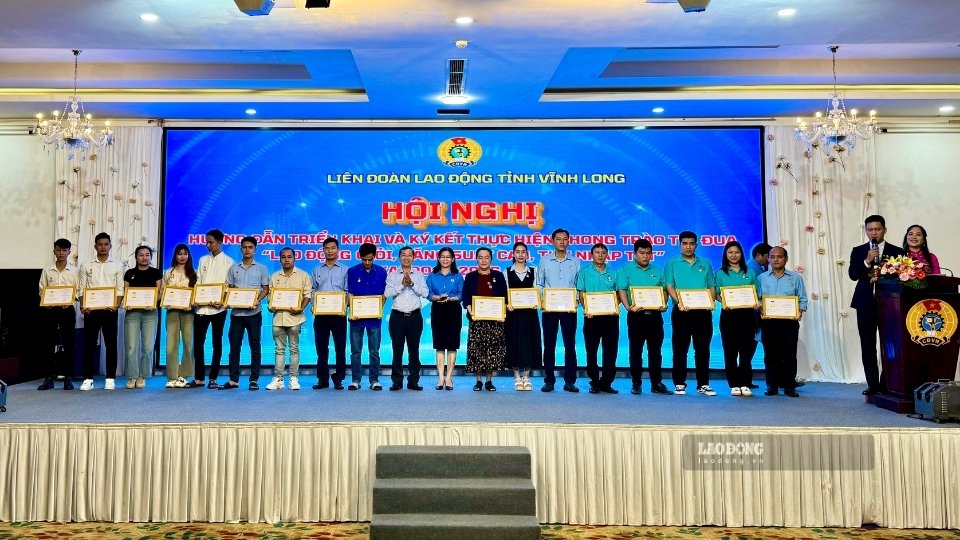 Các cá nhân nhận Bằng Lao động sáng tạo của Tổng Liên đoàn Lao động Việt Nam. Ảnh: Hoàng Lộc