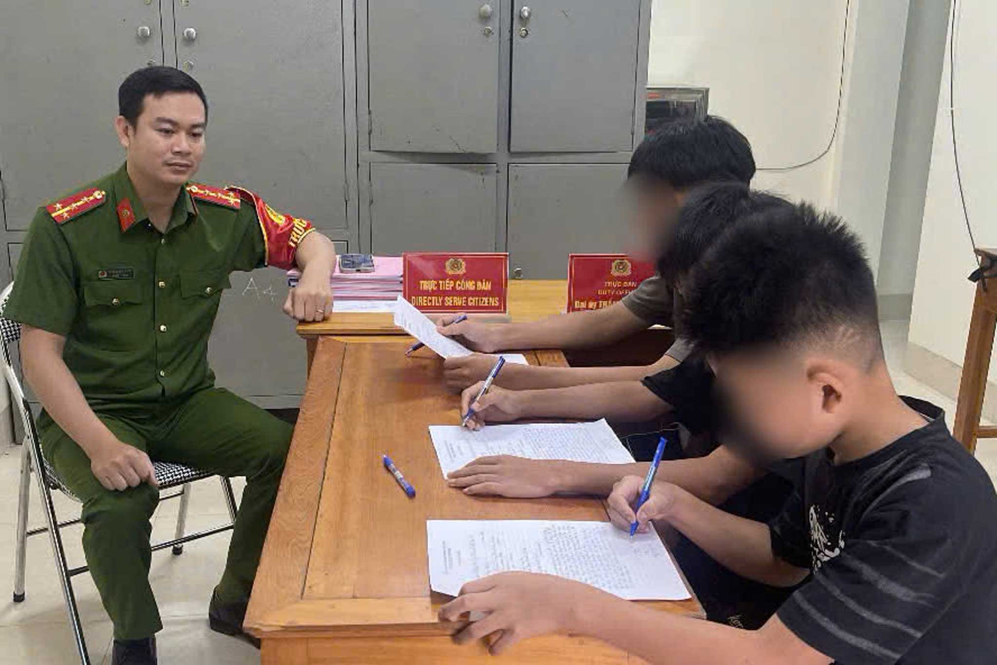 Công an xã Phúc Khánh nhắc nhở, tuyên truyền các em về nguy cơ đuối nước khi tắm, tập bơi tại sông, suối. Ảnh: Công an tỉnh Lào Cai