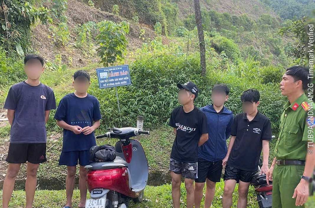 Phuc Khanh Commune Police discovered a group of students swimming and practicing in a deep water area. Photo: Lao Cai Provincial Police
