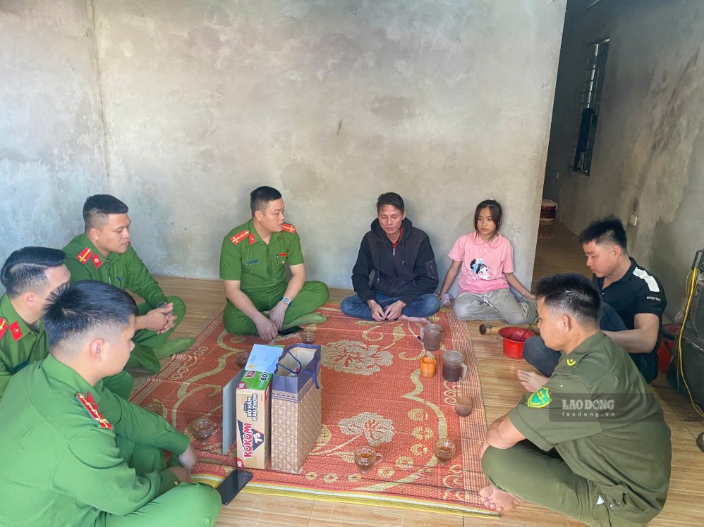 Công an xã bám sát địa bàn để lựa chọn các em có hoàn cảnh khó khăn. Ảnh: Việt Anh