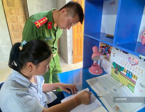Thuong Coc Commune Police, Phu Tho regularly visit and encourage Ngoc's family. Photo: Commune Police.