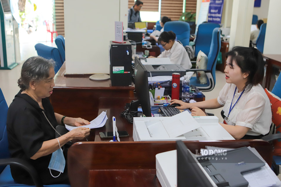 Gia Lai people are guided by commune-level officials and civil servants to resolve administrative procedures. Photo: Hoai Phuong