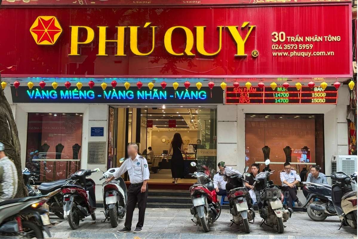 Không còn cảnh đông đúc, xếp hàng chờ mua vàng tại các cửa hàng ở Hà Nội. Ảnh: Phương Anh