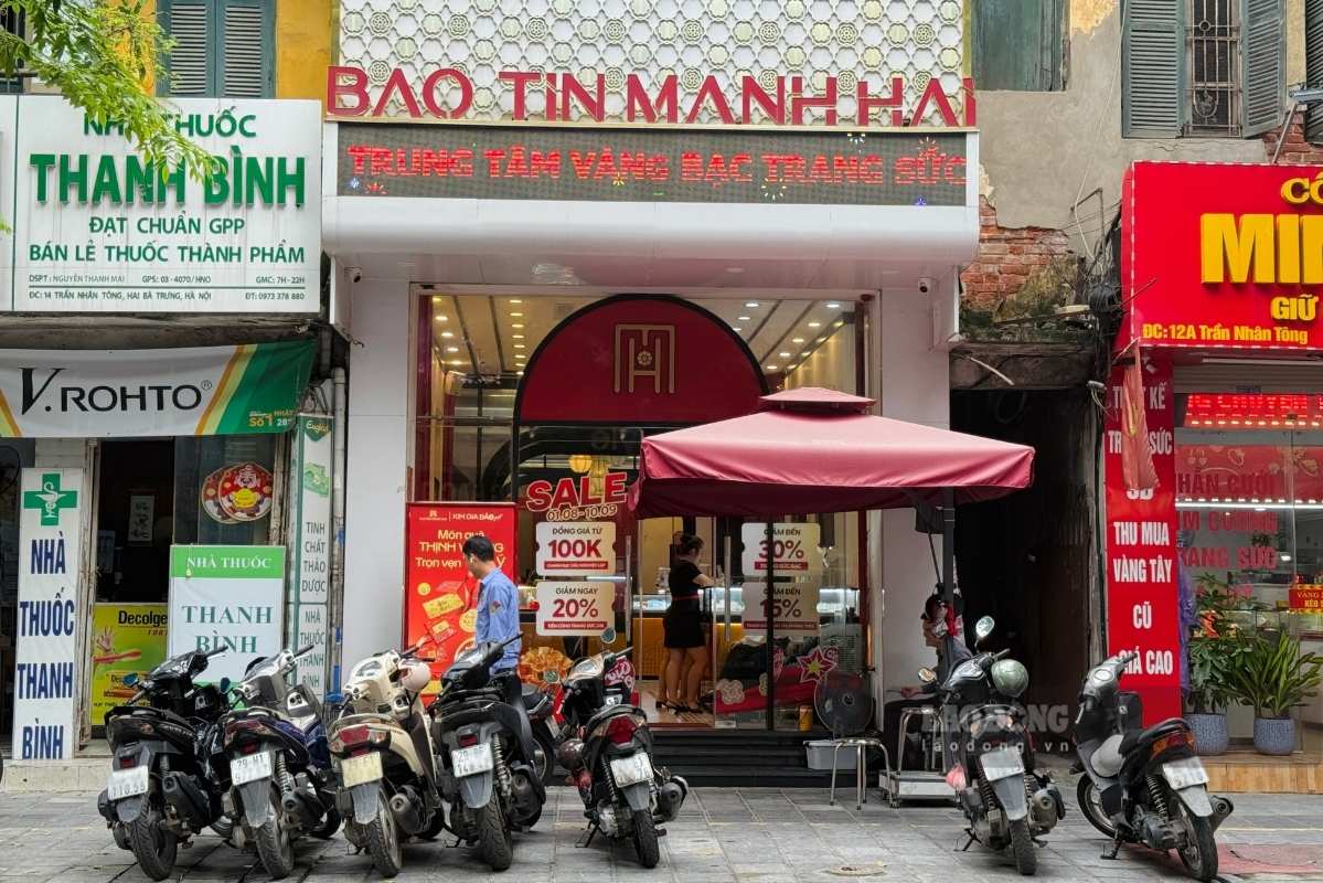 Cửa hàng vàng ở Hà Nội không còn cảnh khách hàng xếp hàng chờ mua. Ảnh: Hà Lê  