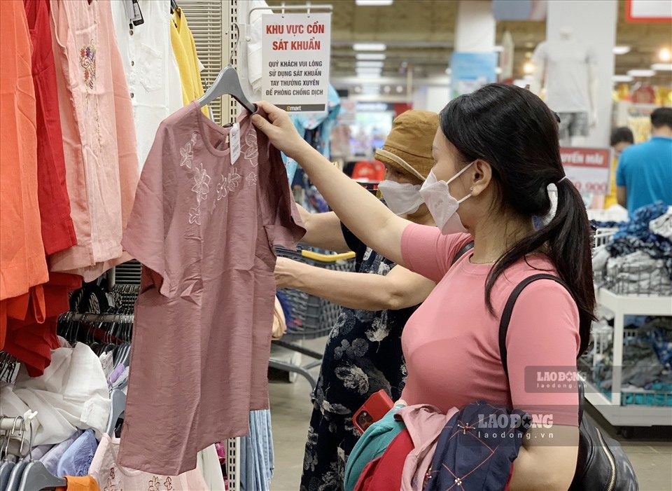 The new IMF report shows that income and interest rates have quite different impacts on consumption, while investment and exports are affected by other factors. Photo: Ngoc Le