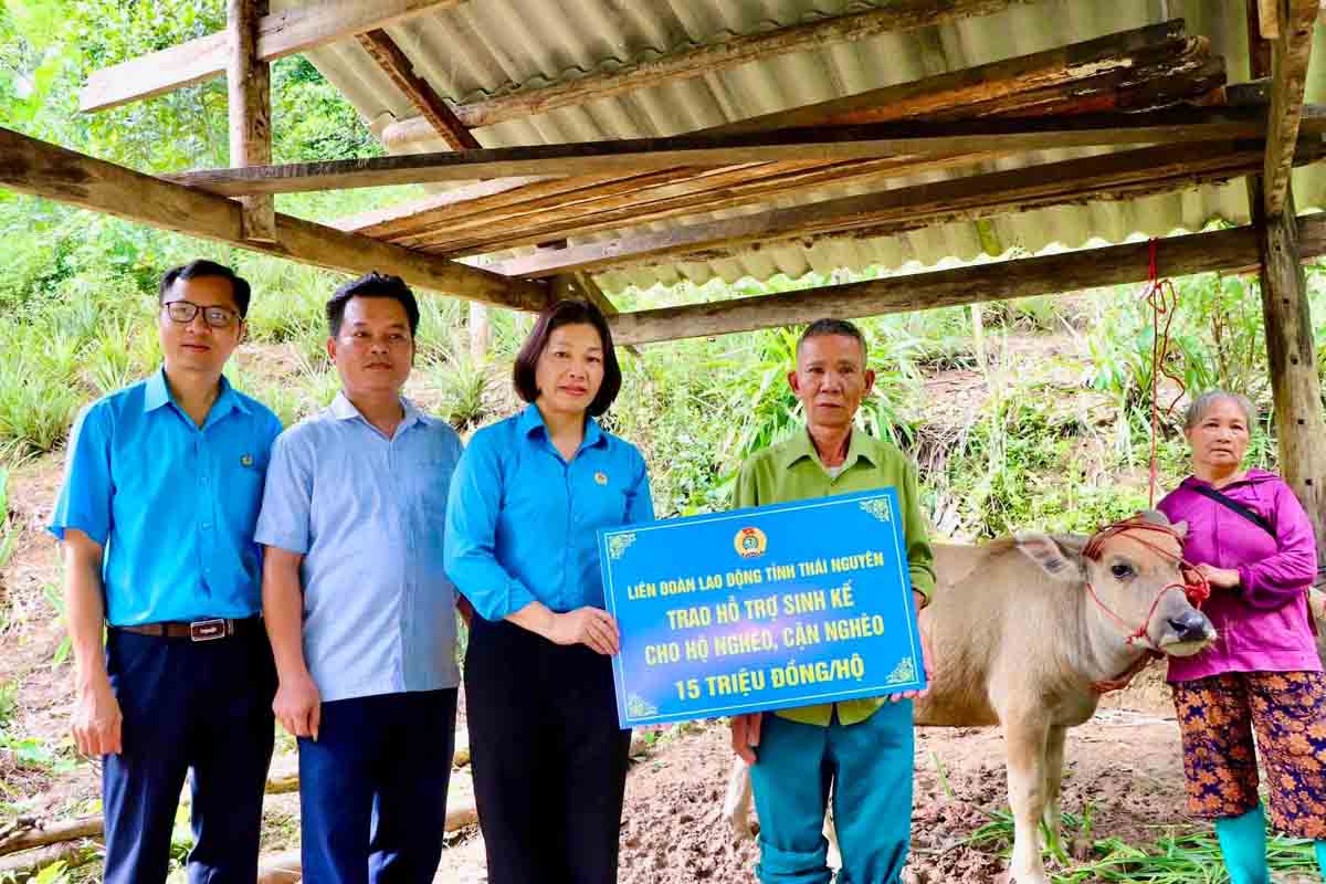 Leaders of the Thai Nguyen Provincial Labor Federation awarded support funds to poor and near-poor households. Photo: Thai Nguyen Provincial Labor Federation