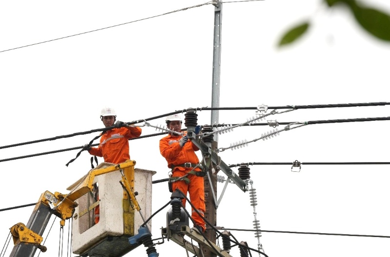 EVNHCMC requests its affiliated units not to perform operations on the power grid that cause power outages for customers during the holidays, except in cases of incidents or other special requests. Photo: EVNHCMC provided