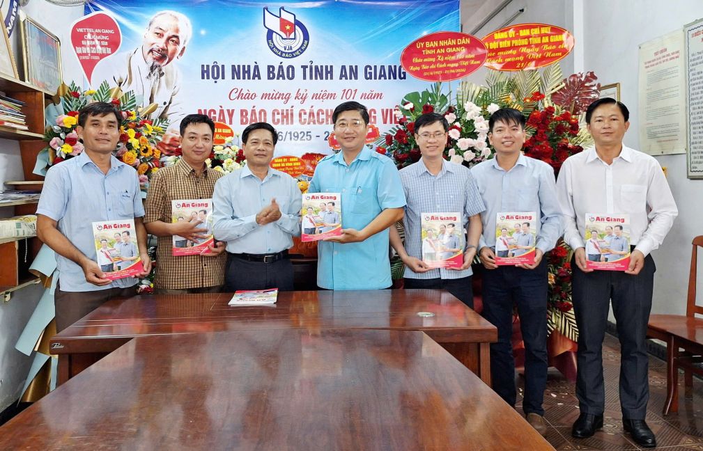 Hội Nhà báo tỉnh tặng ấn phẩm cho cán bộ Đảng ủy xã Vĩnh Bình, tỉnh An Giang. Ảnh: Hội Nhà báo tỉnh An Giang cung cấp
