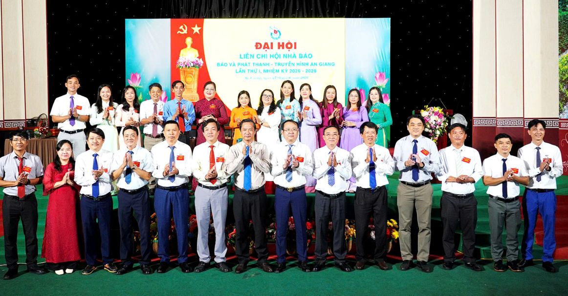Delegation of the Liaison Committee of Journalists of An Giang Newspaper and Radio and Television. Photo: Provided by An Giang Provincial Journalists Association