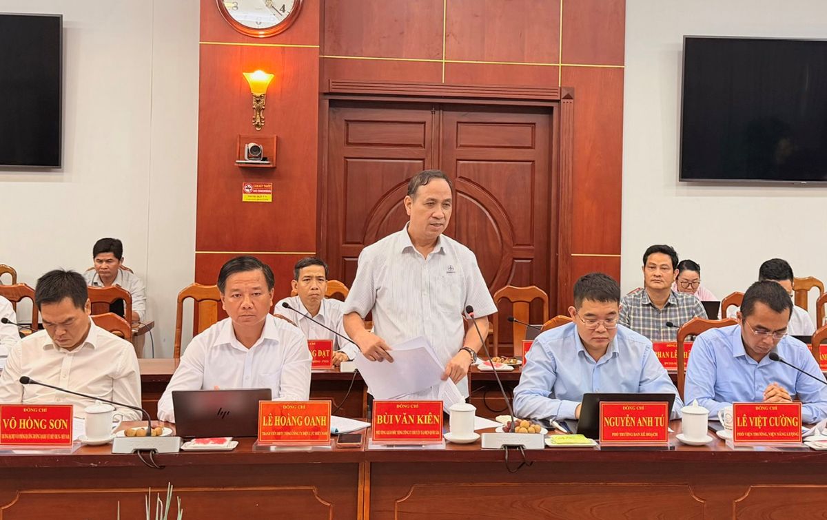 Deputy General Director of EVNNPT Bui Van Kien reported and raised recommendations at the working session. Photo: EVNNPT