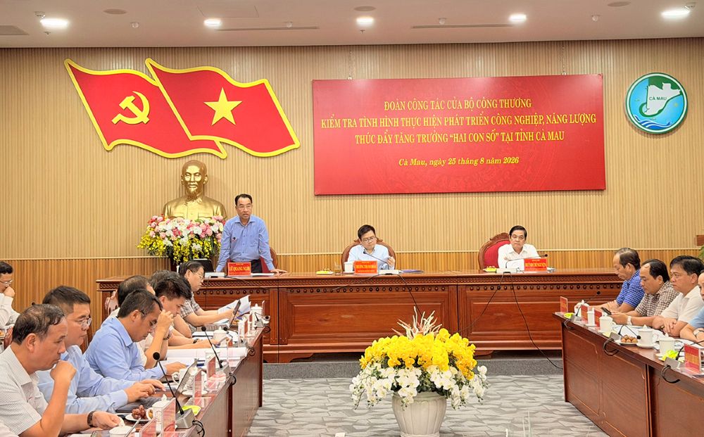 Chủ tịch UBND tỉnh Cà Mau - Lữ Văn Ngời phát biểu tại buổi làm việc. Ảnh: EVNNPT