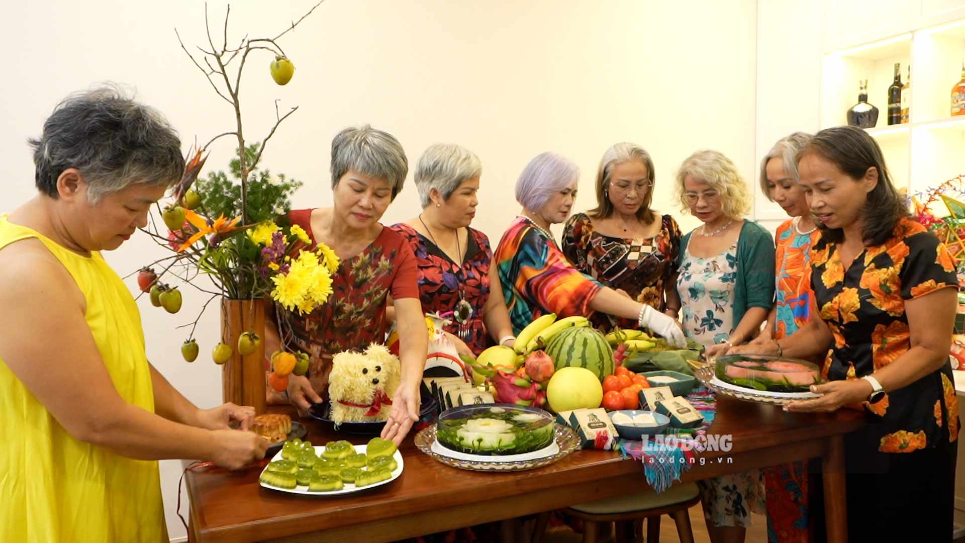 Với các thành viên Hội Tóc bạc Lấp lánh Hà Nội, buổi Trung thu không chỉ dừng lại ở việc làm một mâm cỗ đẹp. Họ cùng nhau cắm hoa, làm đồ trang trí, chia sẻ cách làm bánh và nhắc lại những ký ức về mùa trăng thuở nhỏ. Ảnh: Huyền Anh