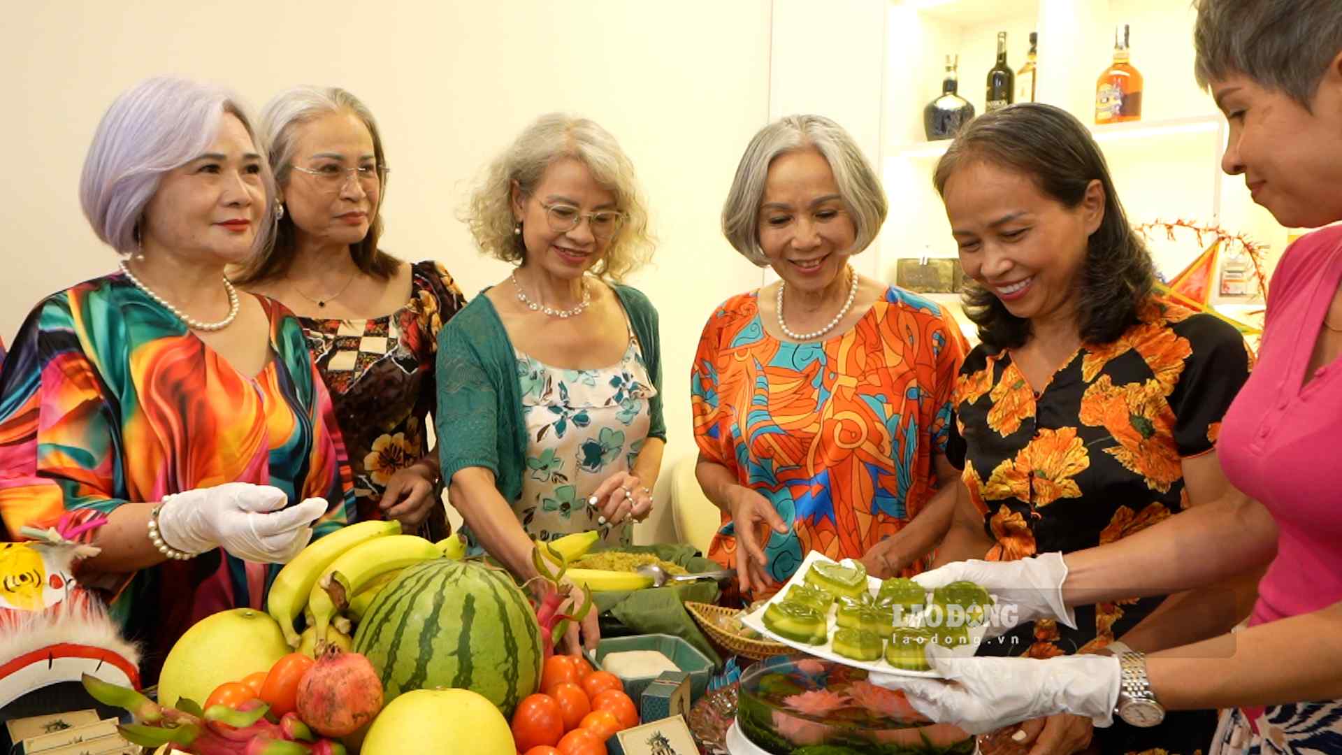 The gray-haired woman recreates the old Mid-Autumn Festival through a traditional feast. Photo: Huyen Anh