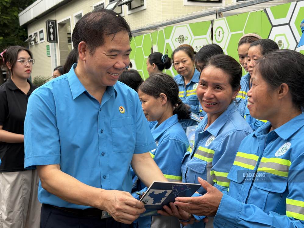 Mr. Nguyen Huy Khanh - Vice Chairman of the Hanoi Labor Federation directly presents gifts to workers in difficult circumstances of Hanoi Urban Environment One Member Limited Liability Company on the occasion of National Day. Photo: Kieu Vu