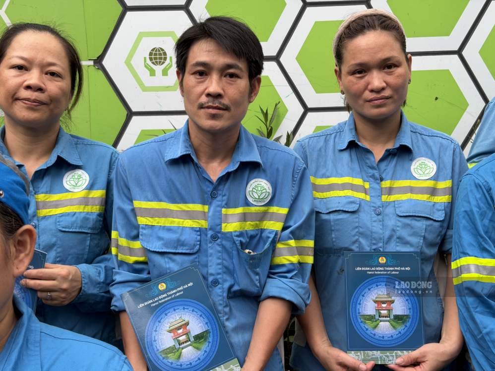Anh Đỗ Mạnh Hùng xúc động nhận quà của LĐLĐ Thành phố Hà Nội. Ảnh: Kiều Vũ