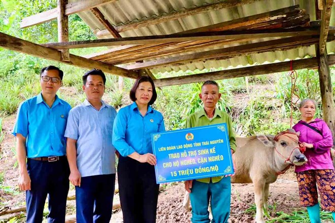 Lãnh đạo LĐLĐ tỉnh Thái Nguyên trao kinh phí hỗ trợ cho các hộ nghèo, cận nghèo. Ảnh: LĐLĐ tỉnh Thái Nguyên