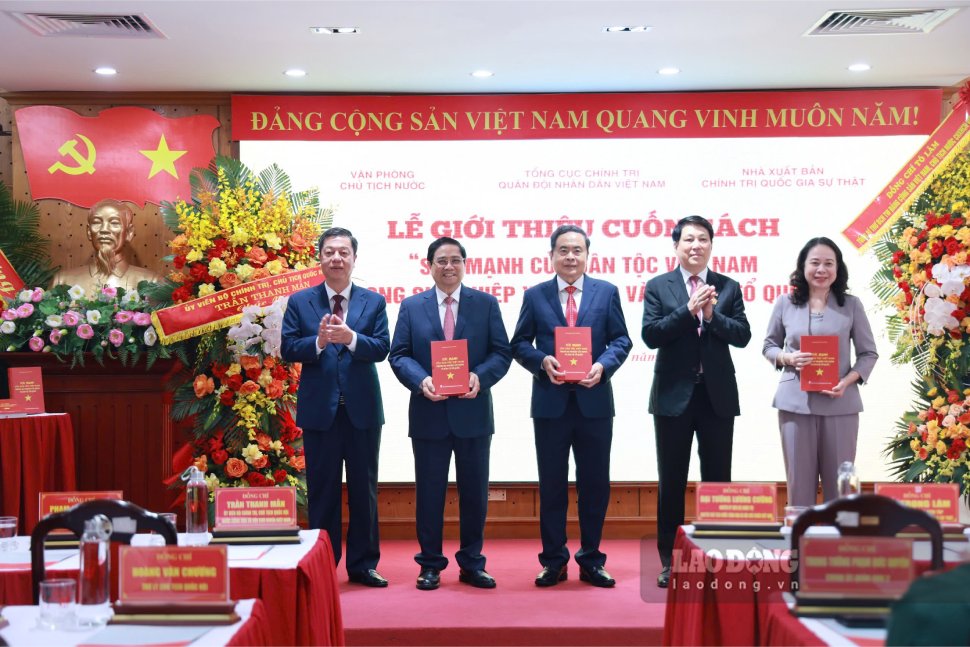 L'ancien membre du Bureau politique, ancien président de la République Lương Cường et le professeur associé et docteur Vũ Trọng Lâm - directeur et rédacteur en chef de la maison d'édition politique nationale Sự thật - ont remis des livres au membre du Bureau politique, président de l'Assemblée nationale Trần Thanh Mẫn et aux dirigeants et anciens dirigeants du Parti et de l'État. Photo: Trần Vương