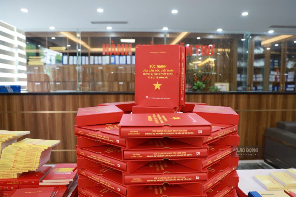 Cuốn sách “Sức mạnh của dân tộc Việt Nam trong sự nghiệp xây dựng và bảo vệ Tổ quốc” của nguyên Chủ tịch nước Lương Cường. Ảnh: Trần Vương