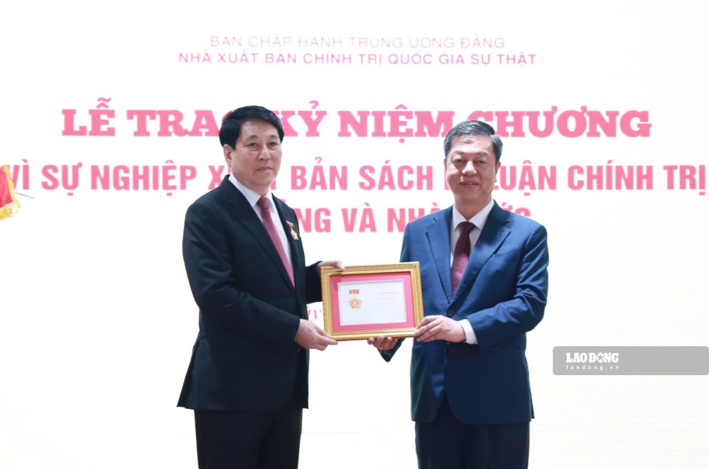 PGS.TS Vũ Trọng Lâm - Giám đốc, Tổng Biên tập Nhà xuất bản Chính trị quốc gia Sự thật - trao Kỷ niệm chương “Vì sự nghiệp xuất bản sách lý luận, chính trị của Đảng và Nhà nước” tặng Đại tướng Lương Cường, nguyên Ủy viên Bộ Chính trị, nguyên Chủ tịch nước. Ảnh: Trần Vương