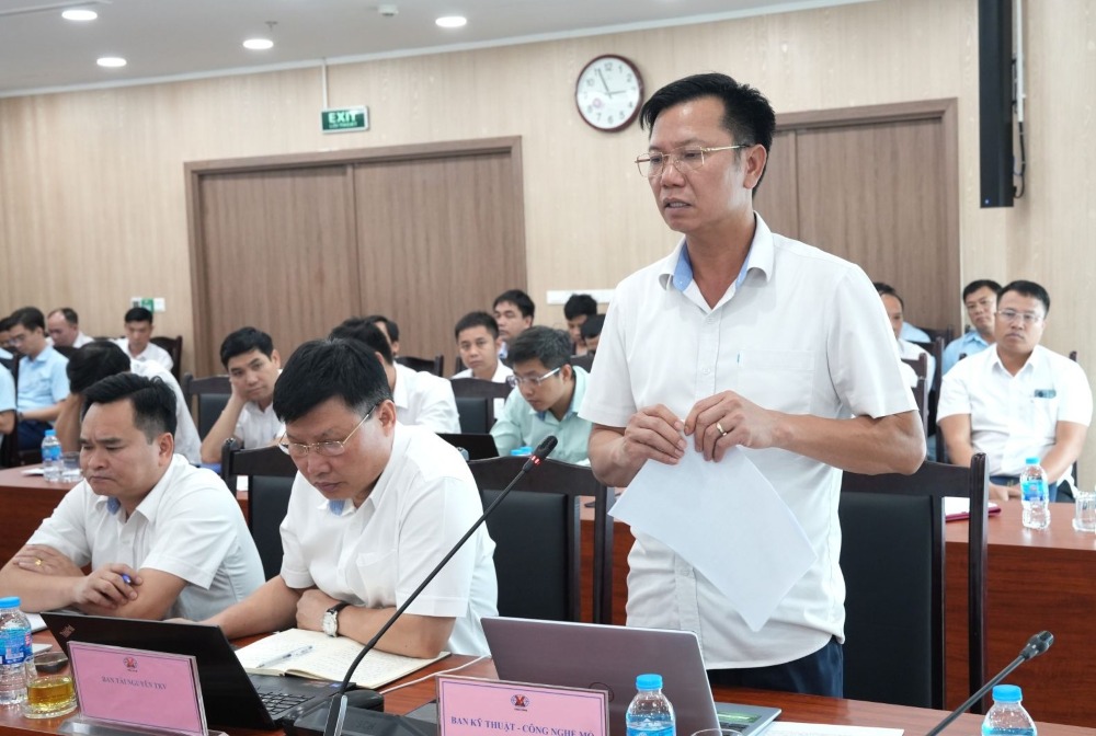Trưởng Ban KCM (Tập đoàn TKV) Nguyễn Minh Tuyên báo cáo kết quả thực hiện công tác đào lò 8 tháng đầu năm, triển khai kế hoạch các tháng còn lại năm 2026. Ảnh: Vinacomin