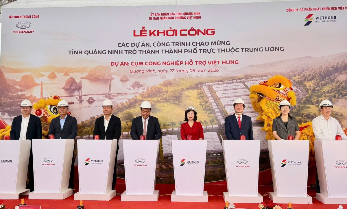 Bà Trịnh Thị Minh Thanh - Phó Bí thư thường trực Tỉnh ủy, Chủ tịch HĐND tỉnh Quảng Ninh - dự Lễ khởi công Cụm công nghiệp phục vụ ngành công nghiệp hỗ trợ tại phường Việt Hưng. Ảnh: Thanh Tùng