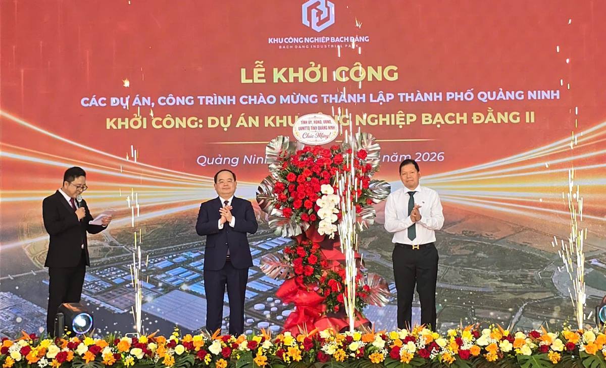 Member of the Party Central Committee, Secretary of Quang Ninh Provincial Party Committee Quan Minh Cuong (standing in the middle) attends the groundbreaking ceremony of Bach Dang II Industrial Park in Lien Hoa ward. Photo: Provided by Quang Ninh Department of Culture, Sports and Tourism