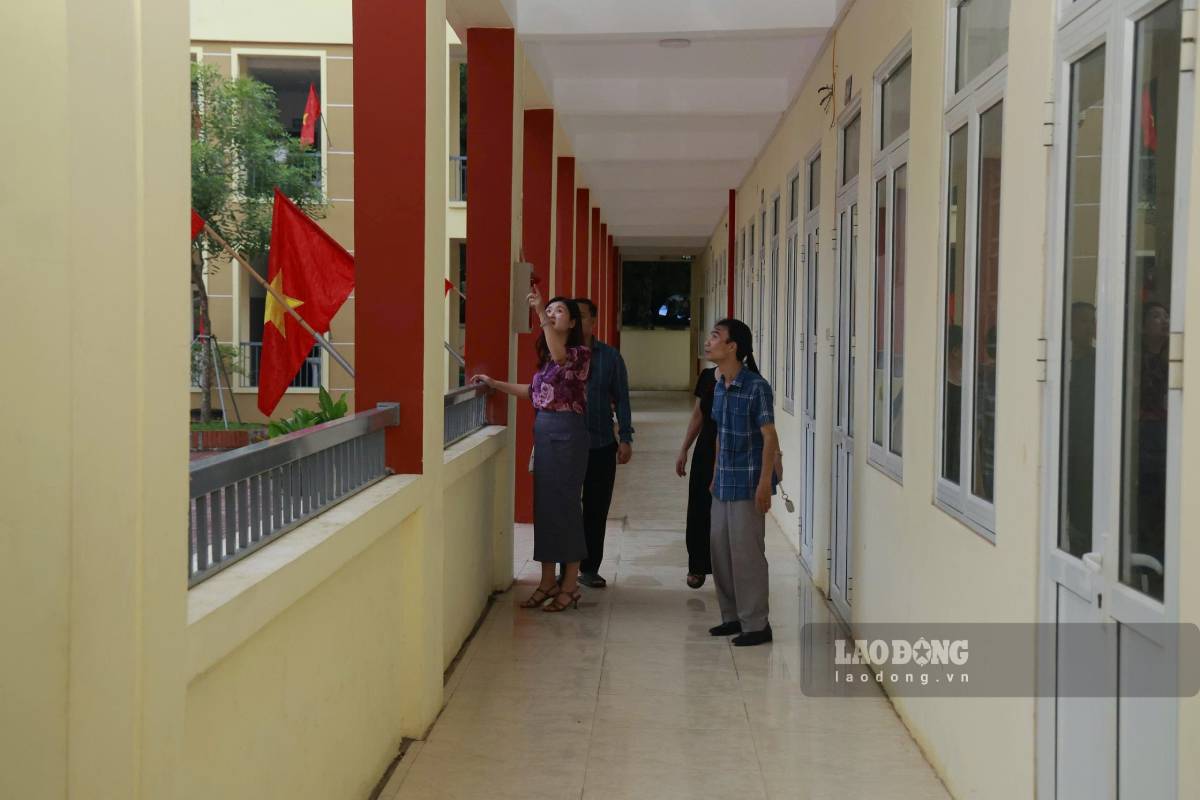 Principal of Quang Trung Secondary School, Pho Hien ward and teachers decorate classrooms before the new school year. Photo: Mai Huong