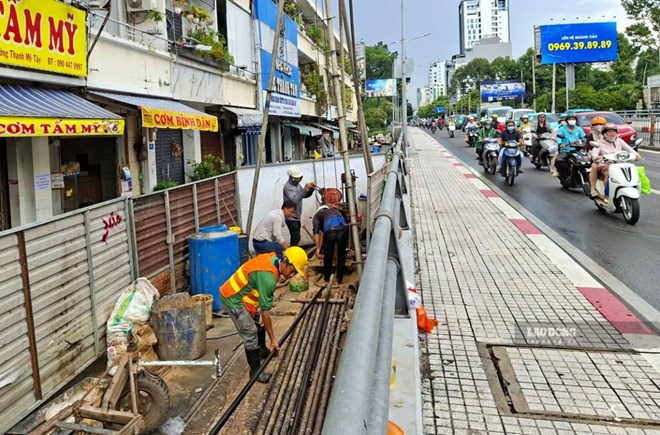 Geological survey of Thu Dau Mot - Ho Chi Minh City Metro line at Thi Nghe bridge area. Photo: Minh Quan
