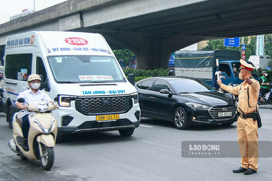 Hanoi Traffic Police conduct general control of transport vehicles. Photo: Tien Ngo