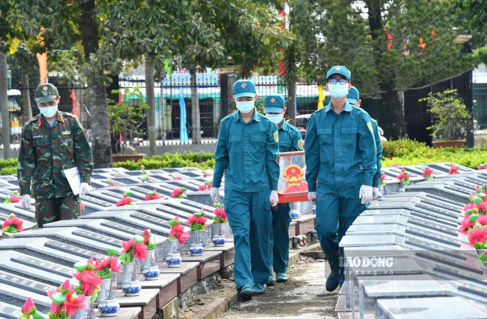 Toàn bộ quá trình lấy mẫu được thực hiện đúng quy trình, kỹ thuật theo quy định. Ảnh: Nam Phương
