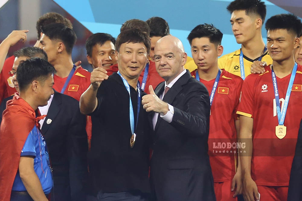 El presidente de la FIFA, Gianni Infantino, felicita a la selección vietnamita después de que su equipo defendiera con éxito el campeonato de la Copa ASEAN 2026. Foto: Thanh Vu