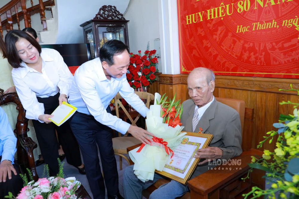 Trưởng Ban Tuyên giáo Trung ương Trịnh Văn Quyết trao Huy hiệu 80 năm tuổi Đảng cho ông Nguyễn Xuân Trớc. Ảnh: Minh Hoàng