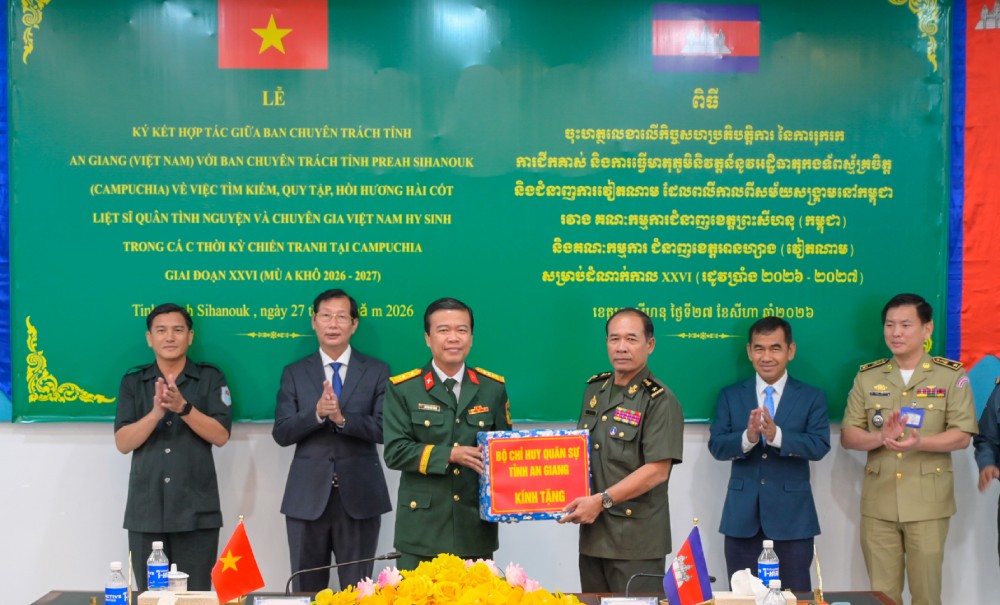 Đại tá Nguyễn Việt Thắng, Chính ủy Bộ CHQS tỉnh, Phó trưởng Ban Chuyên trách tỉnh An Giang trao tặng quà cho Tiểu khu Quân sự tỉnh Preah Sihanouk. Ảnh: Phương Vũ/Bộ CHQS An Giang