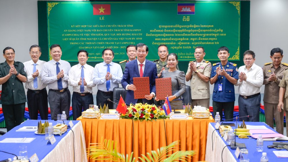 Ban Chuyên trách tỉnh An Giang và Ban Chuyên trách tỉnh Kam Pốt ký kết biên bản hợp tác tìm kiếm, quy tập, hồi hương hài cốt liệt sĩ Quân tình nguyện và Chuyên gia Việt Nam hy sinh trong các thời kỳ chiến tranh tại Campuchia, mùa khô 2026-2027. Ảnh: Phương Vũ/Bộ CHQS An Giang