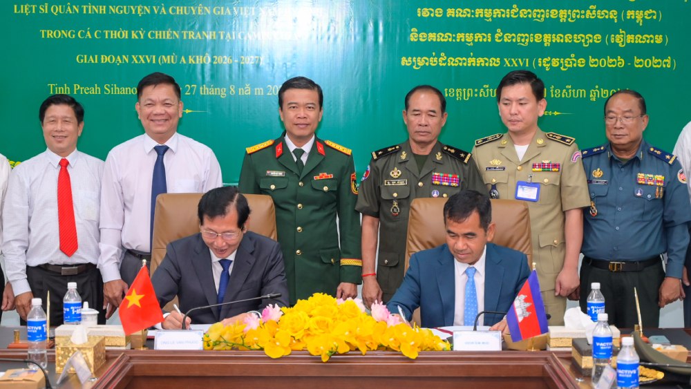 The Specialized Committee of An Giang province and the Specialized Committee of Preah Sihanouk province signed a memorandum of cooperation to search, repatriate, and repatriate the remains of Vietnamese volunteer soldiers and experts who sacrificed during the wars in Cambodia, dry season 2026-2027. Photo: Phuong Vu/An Giang Military Command