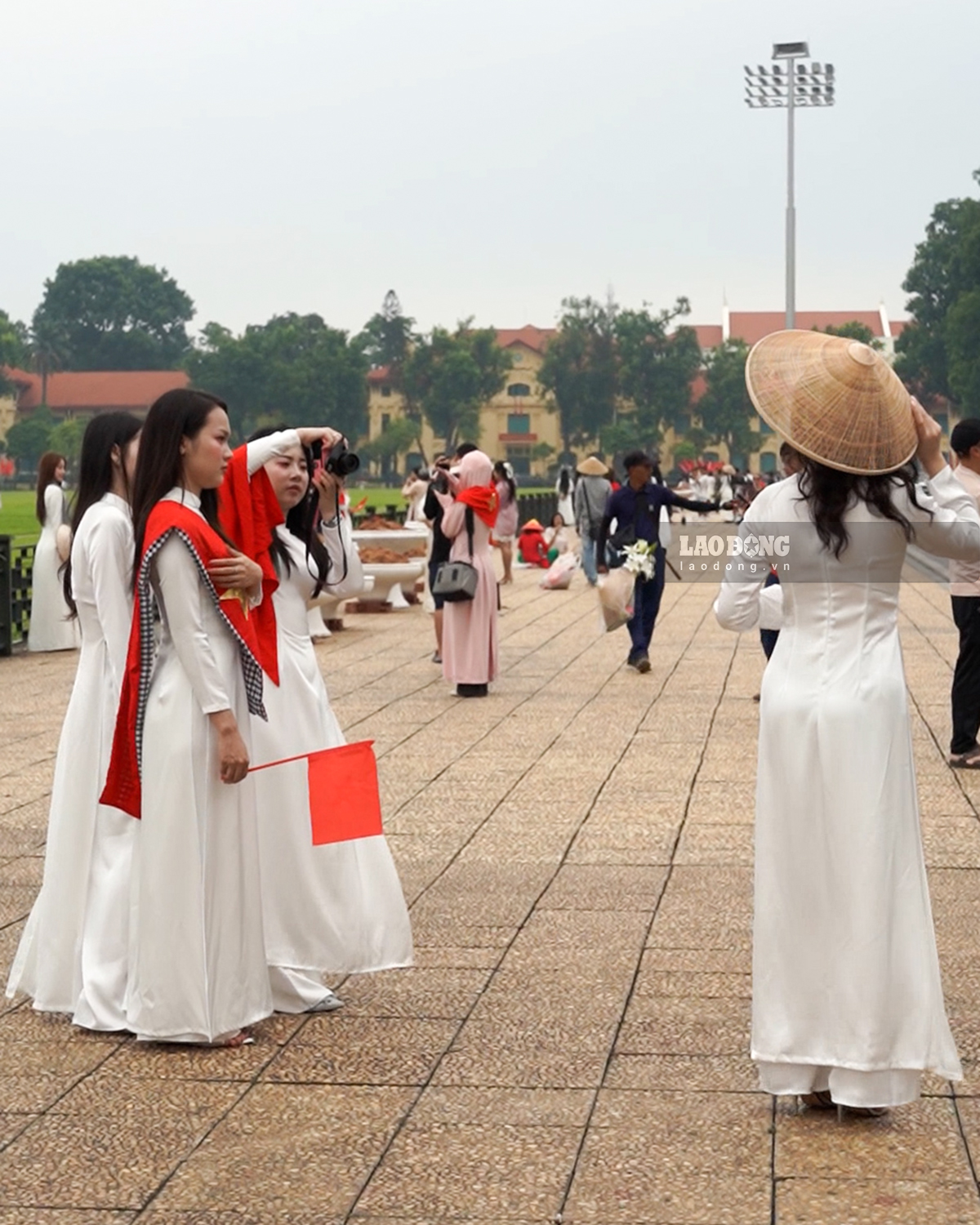Các nàng thơ khoe sắc trong tà áo dài trắng. Ảnh: Linh Anh