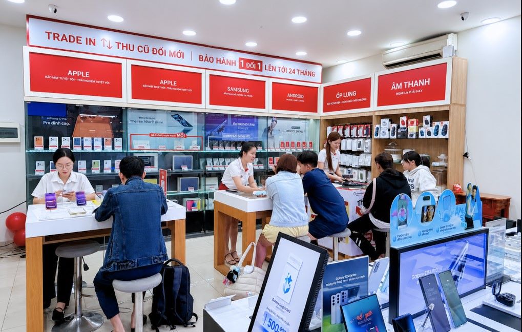 The Vietnamese smartphone market is strongly shifting to the high-end smartphone segment. Photo: Di Dong Viet