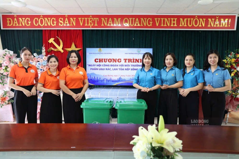 Cam Duong Ward Trade Union hands over trash cans to schools in the area. Photo: Dinh Dai