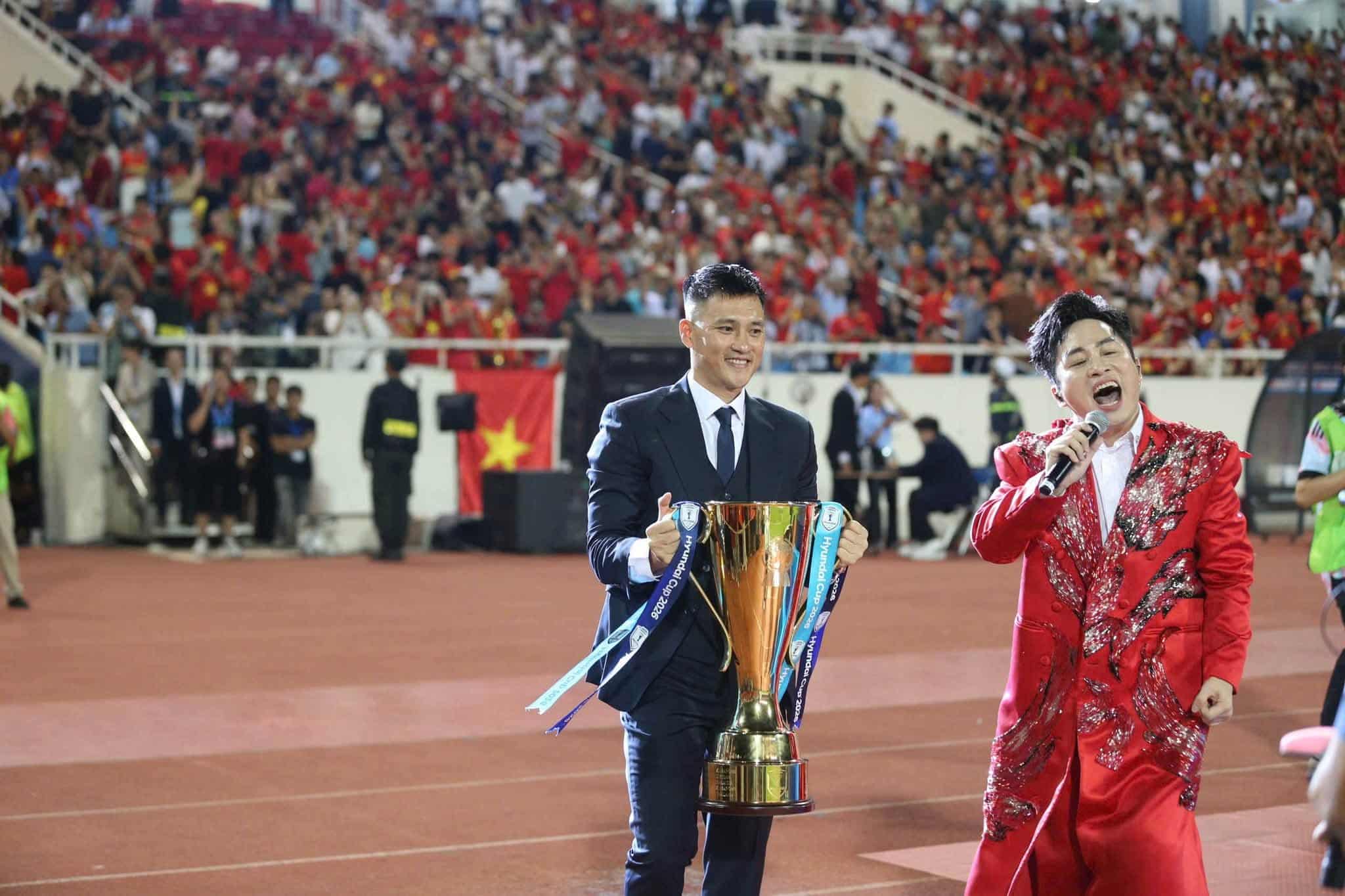 Singer Tung Duong and former player Cong Vinh appear at the ASEAN Cup 2026 final. Photo provided by Artist