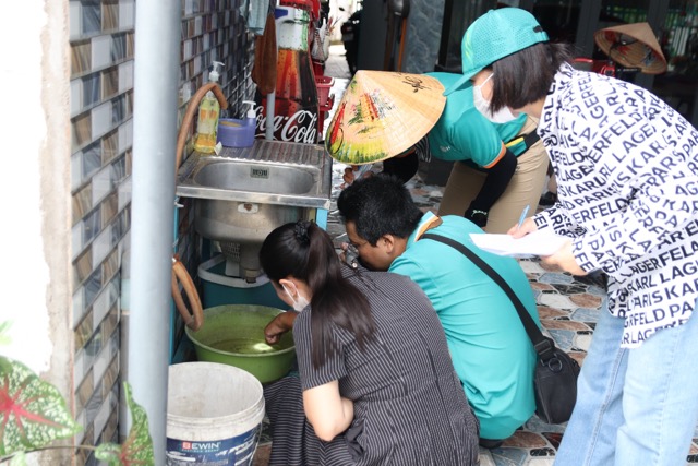 HCDC delegation conducts a survey of the situation of mosquitoes and larvae in households in Lang Sim hamlet to prevent dengue fever. Photo: Source HCDC HCMC